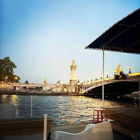 Peniche De Charme Au Pont Alexandre Iii Båthotell