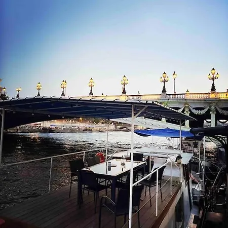 Peniche De Charme Au Pont Alexandre Iii Båthotell *