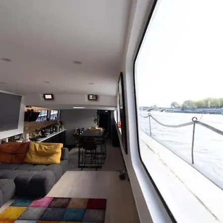 Botel Peniche De Charme Au Pont Alexandre Iii