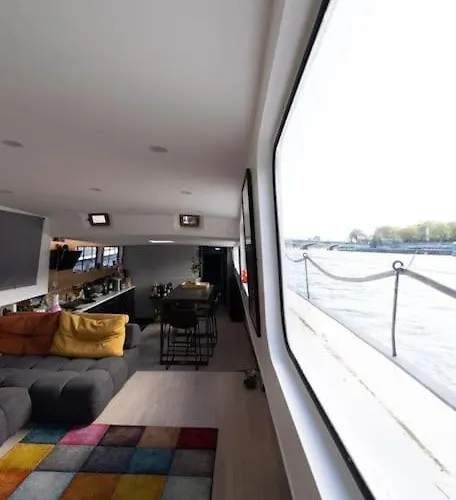 Botel Peniche De Charme Au Pont Alexandre Iii