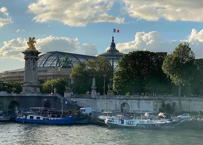 Peniche De Charme Au Pont Alexandre Iii